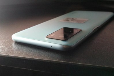 Only the mic can be found at the top of OPPO A76 Only the mic can be found at the top of OPPO A76