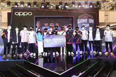 OPPO executives and Blacklist International award the OPPO Game On Cup 2022 3rd Runner-up, Click Esports