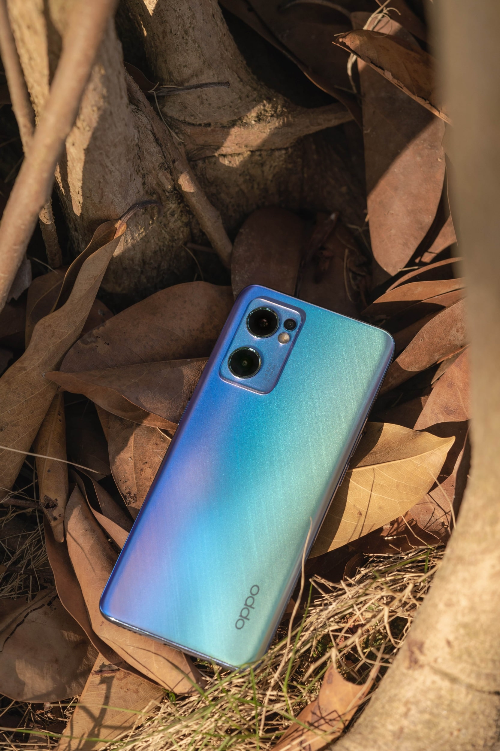 OPPO Reno7 5G in Startrails Blue Product Photo